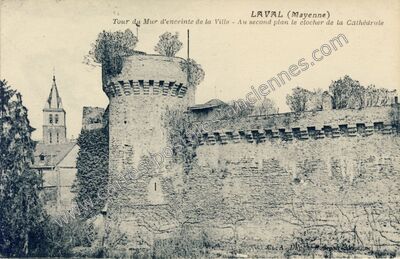 Carte postale ancienne Tour du Mur d'enceinte de la Ville - Au second plan le clocher de la Cathédrale — Laval (Mayenne)