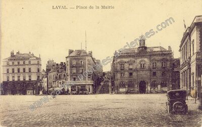 Carte postale ancienne Place de la Mairie — Laval (Mayenne)