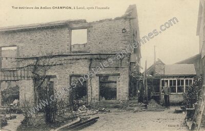 Carte postale ancienne Vue extérieure des Ateliers CHAMPION, après l'incendie — Laval (Mayenne)