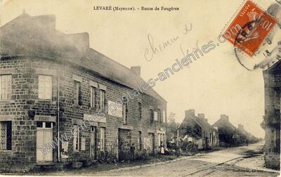 Carte postale ancienne Route de Fougères — Levaré (Mayenne)