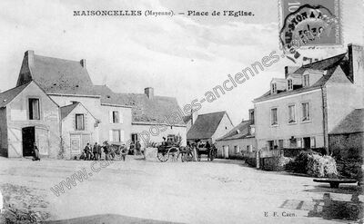Carte postale ancienne Place de l'Eglise — Maisoncelles-du-Maine (Mayenne)