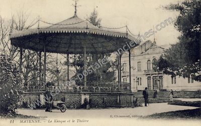 Carte postale ancienne Le Kiosque et le Théatre — Mayenne (Mayenne)