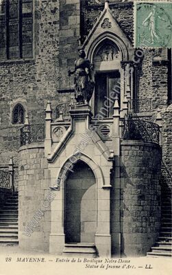 Carte postale ancienne Entrée de la Basilique Notre-Dame Statue de Jeanne d'Arc — Mayenne (Mayenne)