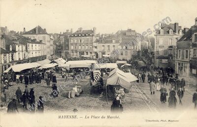 Carte postale ancienne La Place du Marché — Mayenne (Mayenne)