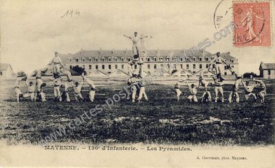 Carte postale ancienne 130e d'Infanterie. — Les Pyramides — Mayenne (Mayenne)