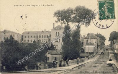 Carte postale ancienne Les Hospices et la Rue Roulois — Mayenne (Mayenne)