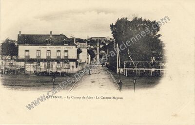 Carte postale ancienne Le Champ de foire - La Caserne Mayran — Mayenne (Mayenne)