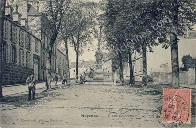 Carte postale ancienne Place Cheverus — Mayenne (Mayenne)