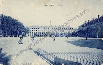 Carte postale ancienne La Caserne — Mayenne (Mayenne)