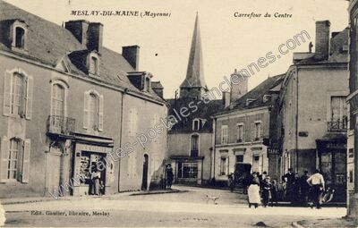 Carte postale ancienne Carrefour du Centre — Meslay-du-Maine (Mayenne)