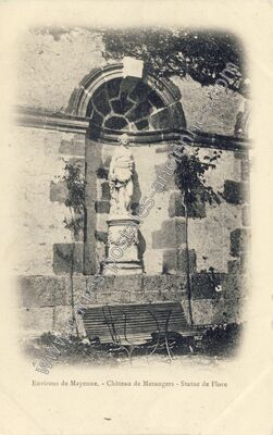 Carte postale ancienne Château de Mezangers - Statue de Flore — Mézangers (Mayenne)