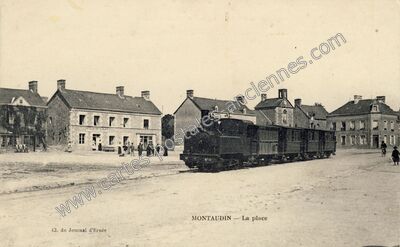 Carte postale ancienne La place — Montaudin (Mayenne)