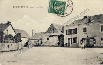 Carte postale ancienne La Place — Pommerieux (Mayenne)