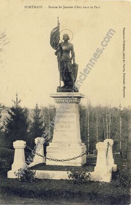 Carte postale ancienne Statue de Jeanne d'Arc dans le Parc — Pontmain (Mayenne)