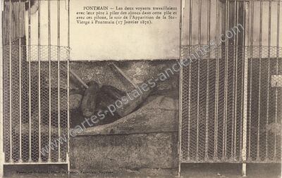 Carte postale ancienne Les deux voyants travaillaient avec leur père à piler des ajoncs dans cette pile et avec… — Pontmain (Mayenne)