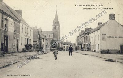 Carte postale ancienne La Grande Rue — Pré-en-Pail (Mayenne)
