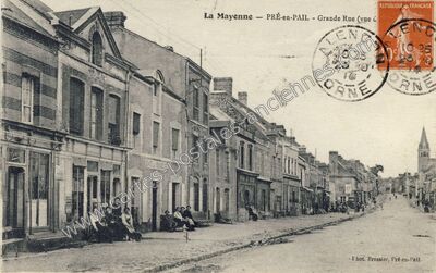 Carte postale ancienne La Mayenne - Grande Rue — Pré-en-Pail (Mayenne)
