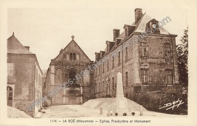 Carte postale ancienne Eglise, Presbytère et Monument — La Roë (Mayenne)