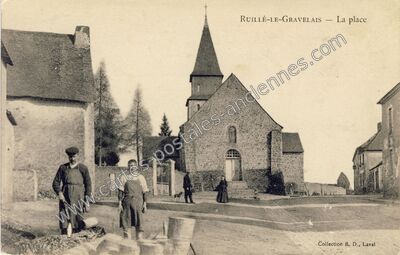 Carte postale ancienne La place — Ruillé-le-Gravelais (Mayenne)
