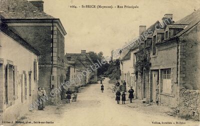 Carte postale ancienne Rue Principale — Saint-Brice (Mayenne)