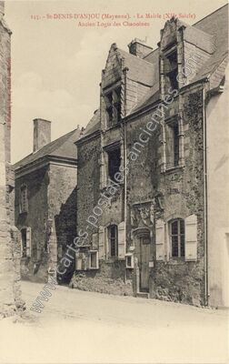 Carte postale ancienne La Mairie (XIe Siècle) Ancien Logis des Chanoines — Saint-Denis-d'Anjou (Mayenne)