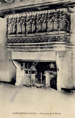 Carte postale ancienne Cheminée de la Mairie — Saint-Denis-d'Anjou (Mayenne)
