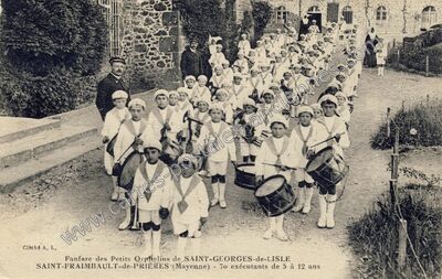 Carte postale ancienne Fanfare des Petits Orphelins — Saint-Fraimbault-de-Prières (Mayenne)