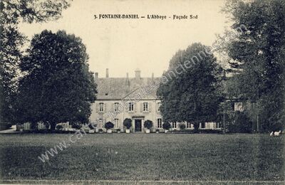 Carte postale ancienne Fontaine Daniel — Saint-Georges-Buttavent (Mayenne)