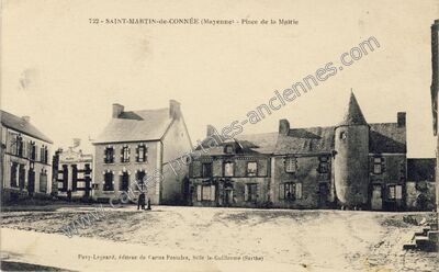 Carte postale ancienne Place de la Mairie — Saint-Martin-de-Connée (Mayenne)