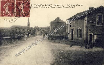Carte postale ancienne Entrée du Bourg. Passage à niveau. - Ligne Laval-Châteaubriant — Saint-Saturnin-du-Limet (Mayenne)