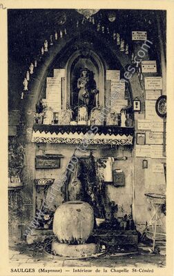 Carte postale ancienne Intérieur de la Chapelle St-Cénéré — Saulges (Mayenne)
