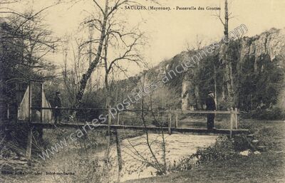 Carte postale ancienne Passerelle des Grottes — Saulges (Mayenne)