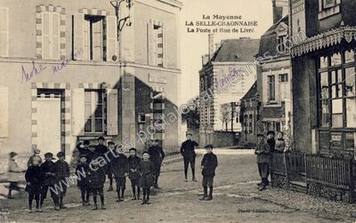 Carte postale ancienne La Poste et Rue de Livré — La Selle-Craonnaise (Mayenne)