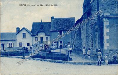 Carte postale ancienne Place Hôtel de Ville — Simplé (Mayenne)