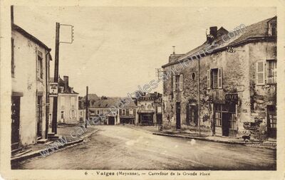 Carte postale ancienne Carrefour de la Grande Place — Vaiges (Mayenne)