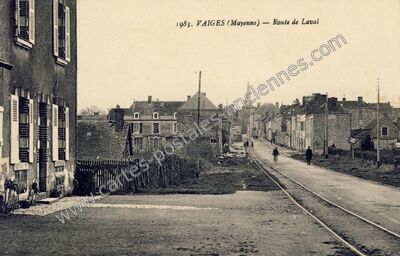 Carte postale ancienne Route de Laval — Vaiges (Mayenne)