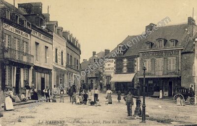 Carte postale ancienne Place des Halles — Villaines-la-Juhel (Mayenne)