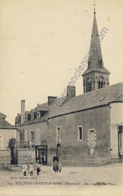 Carte postale ancienne Un coin de la Place — Villiers-Charlemagne (Mayenne)