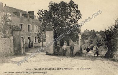Carte postale ancienne La Gendarmerie — Villiers-Charlemagne (Mayenne)