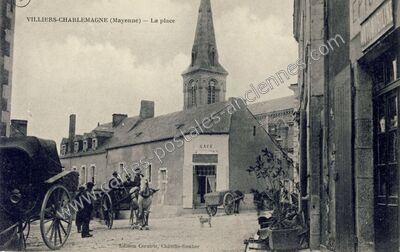Carte postale ancienne La place — Villiers-Charlemagne (Mayenne)