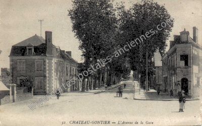 Carte postale ancienne L'Avenue de la Gare — Château-Gontier (Mayenne)