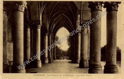 Carte postale ancienne Le Portique de la Basilique - Les Gros Piliers — Pontmain (Mayenne)