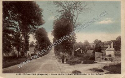 Carte postale ancienne Route de Paris-Brest et Monument du Sacré-Cœur — Pré-en-Pail (Mayenne)