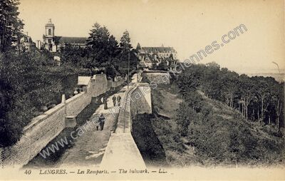 Carte postale ancienne Les Remparts. — The bulwark — Langres (Haute-Marne)