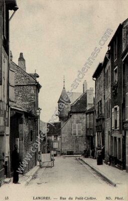 Carte postale ancienne Rue du Petit-Clôitre — Langres (Haute-Marne)