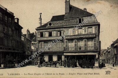 Carte postale ancienne La Place Ziegler et l'Hôtel de la Poste — Langres (Haute-Marne)