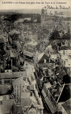 Carte postale ancienne À vol d'oiseau (vue prise d'une des Tours de la Cathédrale). Statue de Diderot La Poste — Langres (Haute-Marne)