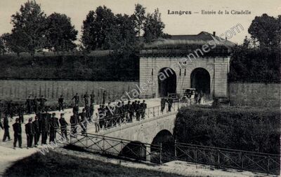 Carte postale ancienne Entrée de la Citadelle — Langres (Haute-Marne)