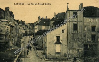 Carte postale ancienne La Rue du Grand-Cloître — Langres (Haute-Marne)