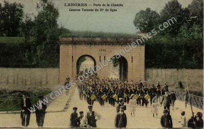 Carte postale ancienne Porte de la Citadelle / Caserne Turenne du 21° de ligne — Langres (Haute-Marne)